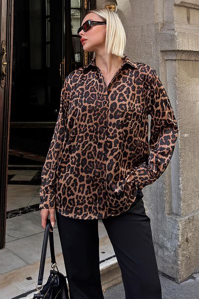 Swist Braunes Fea-Satin-Hemd für Damen mit Leopardenmuster
