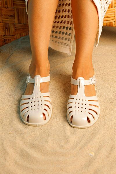 Beyond Shiny Cream Women'sJellySandals - Byndjlly01