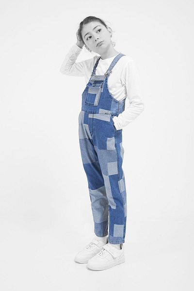 Cansın Mini Salopetă de jeans pentru fetiță cu model pătrat albastru 17612