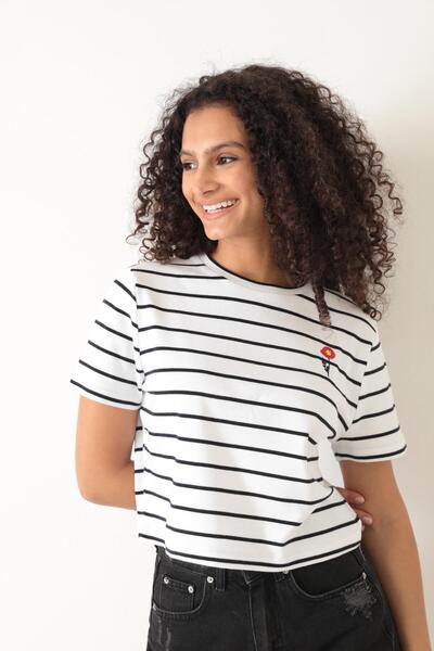 AMİDA Λευκό ριγέ κεντημένο κοντομάνικο γυναικείο μπλουζάκι - 2401