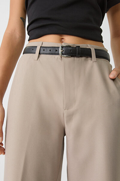 Stradivarius Kemerli ve dökümlü straight fit kumaş pantolon