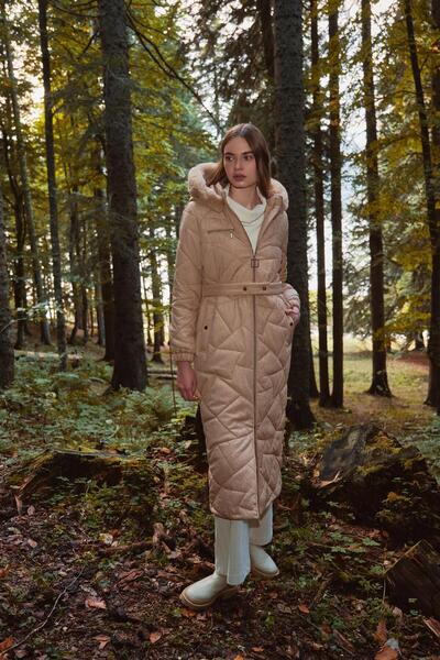 Zühre Μακρύ μπεζ παλτό με γούνινη λεπτομέρεια 13504