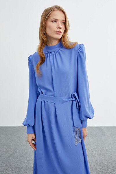 Zühre Μακρύ μπλε φόρεμα με όρθιο γιακά με λεπτομέρεια E-0393