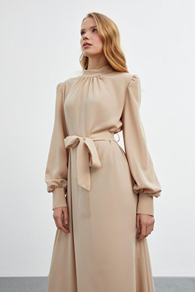 Zühre Μακρύ μπεζ φόρεμα με όρθιο γιακά με λεπτομέρεια E-0393