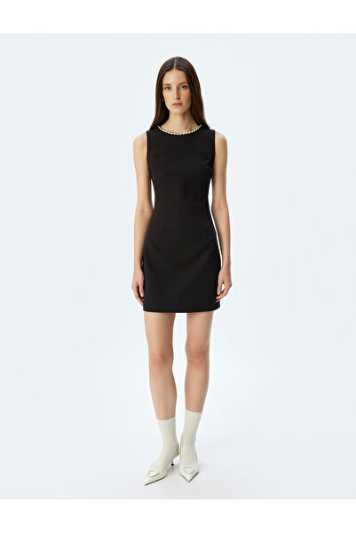 Koton A Kesim Yakası İnci Detaylı Yuvarlak Yaka Kolsuz Mini Elbise