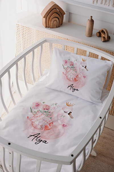 Lilabio %100 Pamuk Saten Isme Özel Isimli Anne Yanı Beşik Nevresim Takımı Pembe Kuğu