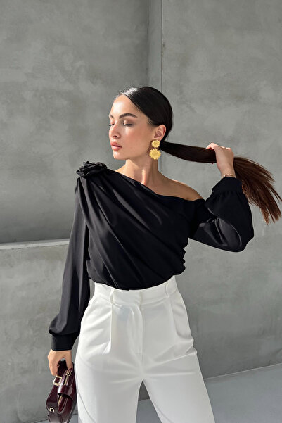 Seda Yalçın Atelier بلوزة برباط على الجانب بتفاصيل وردة سوداء