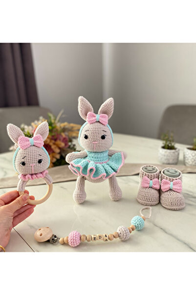 Zey's Amigurumi Amigurumi Tombul Tavşan Uyku Arkadaşı, Emzik Zinciri, Çıngırak,Patik 4 Lü Yenidoğan Set
