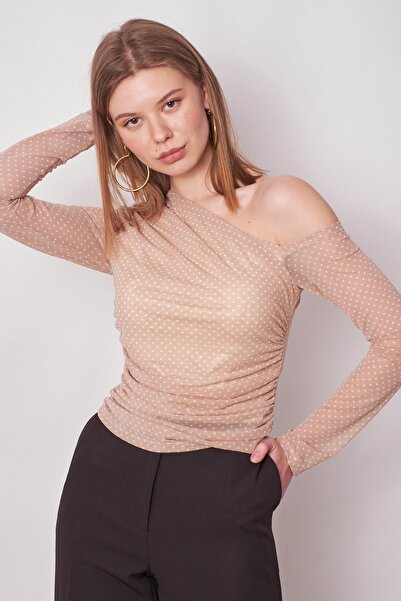 Jument Γυναικεία στάμπα τούλι στον ώμο Μέση Shirred Shoulder Χαμηλό μακρυμάνικο Lycra Κομψή μπλούζα-μπεζ πουά