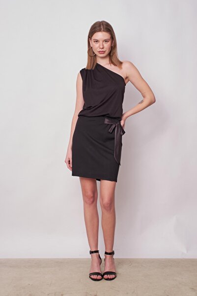 Jument Γυναικείο μονό ώμο με κορδόνια ύφασμα Lycra Κομψό φόρεμα πάνω από το γόνατο-Μαύρο