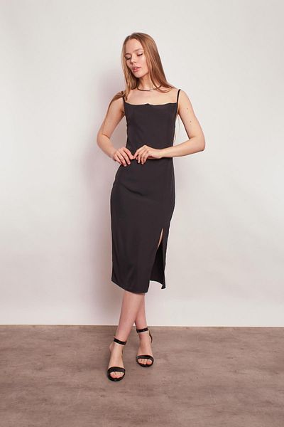 Jument Lycra usoara, nu prezinta lenjerie intima, guler, bretele de sfoara, crapatura frontala, rochie sub genunchi - neagra