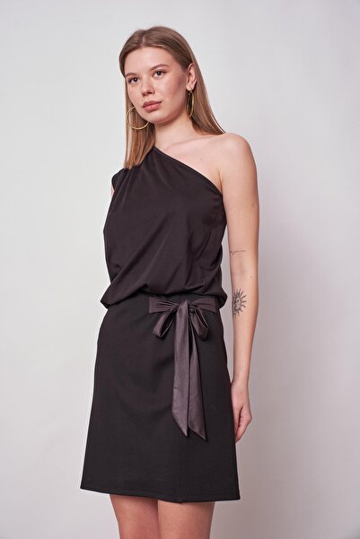 Jument Γυναικείο μονό ώμο με κορδόνια ύφασμα Lycra Κομψό φόρεμα πάνω από το γόνατο-Μαύρο