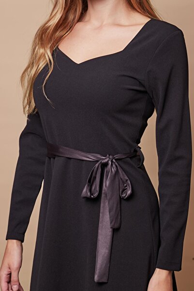 Jument Μαύρο φόρεμα Kiloş - Lycra Crepe ύφασμα, γιακάς καρδιάς, μακρυμάνικη φούστα