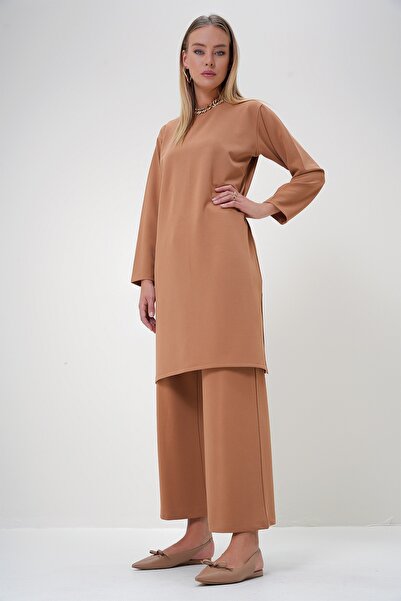 Trend Alaçatı Stili Női karamell nyakú, oldalsó hasított hosszú tunika és nadrág szett ALC-X12873
