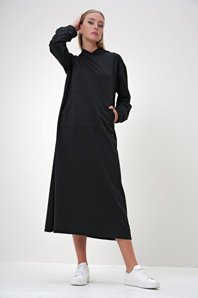 Trend Alaçatı Stili Černé Maxi šaty s kapucí a kapsou Kangru - Alc-X12890