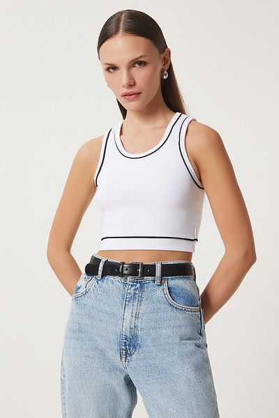 Happiness İstanbul Weiße gestreifte Crop-Tok-Strickbluse für Damen US00945