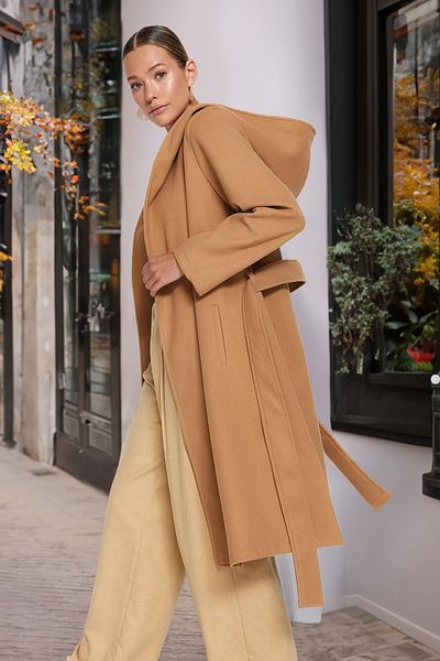 Trendyol Collection Velbloudí oversize široký střih standardní velikost kabát s kapucí a páskem TWOAW24KB00017