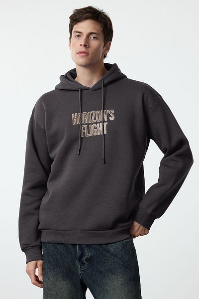 Trendyol Collection Anthrazitfarbenes, besticktes, übergroßes Fleece-Sweatshirt mit Kapuze – TMNAW25SW00038