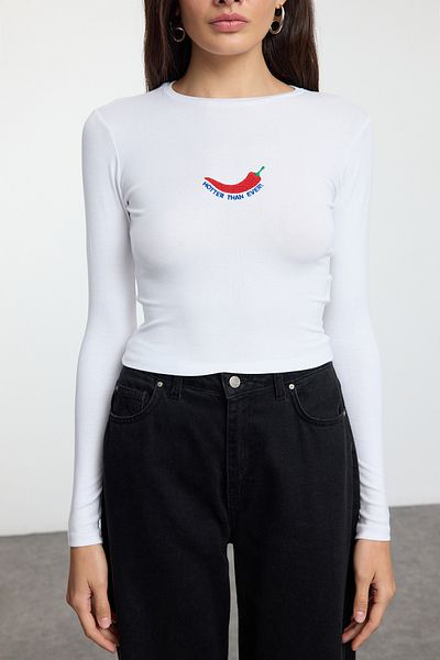 Trendyol Collection Premium βισκόζη λευκή κεντημένη μπλούζα - Crew λαιμόκοψη, ελαστικό πλεκτό TWOAW24BZ00116