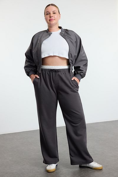 Trendyol Curve Anthrazitfarbene Strick-Jogginghose in Übergröße – breites Bein und Taillendetail TBBAW25AJ00005