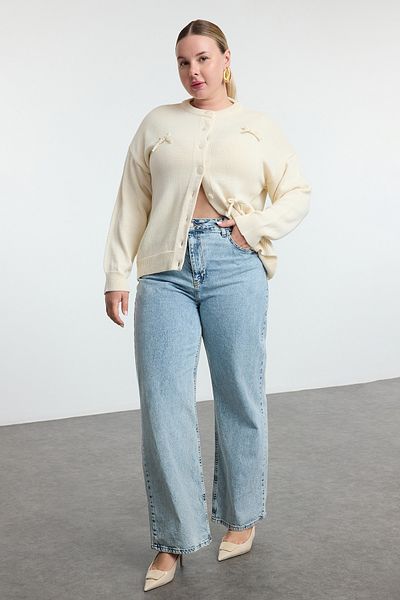 Trendyol Curve Strickjacke mit Rundhalsausschnitt in Ecru – Schleifendetail TBBAW25AV00022