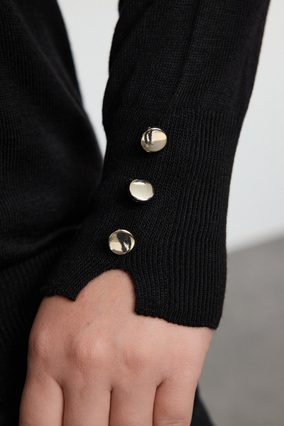 Trendyol Curve Schwarzer Strickpullover mit U-Boot-Ausschnitt – geknöpfte Ärmel TBBAW25AN00056