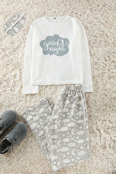 Trendyol Collection Gestrickter Pyjama-Anzug aus weißer Baumwolle mit Galaxiemuster-Slogan und Schlafband THMAW25PT00223