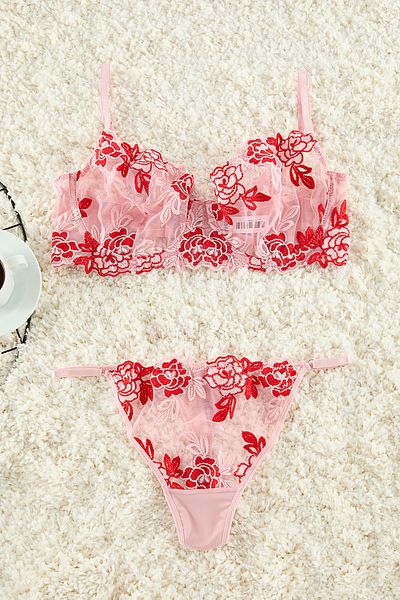 Trendyol Curve Plus Size Rot besticktes Spitzen-Strickunterwäsche-Set mit Seilträgern – TBBAW25DG00000