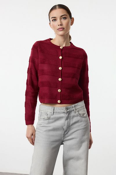 Trendyol Collection Weinroter Strick-Cardigan mit Rundhalsausschnitt TWOAW24HI00337