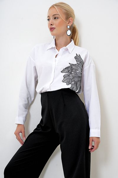 VAGGON Bílá vyšívaná oversize dámská košile - Dlouho tkaná Prm1099