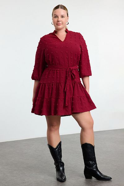 Trendyol Curve Burgunderrotes Mini-Kleid in Übergröße mit V-Ausschnitt, Ballonärmeln, Gürtel, Bommel, gewebt, TBBAW25AH00053