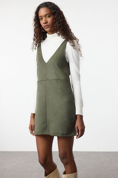 Trendyol Collection Khakifarbenes Mini-Strickkleid aus Gilet-Wildleder mit V-Ausschnitt TWOAW24EL00543
