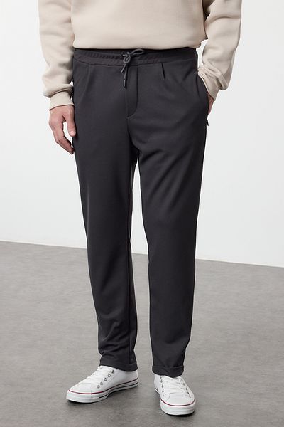 Trendyol Collection Anthrazitfarbene, schmal geschnittene, elastische, gestrickte Freizeithose mit Bindegürtel TMNAW25PL00023