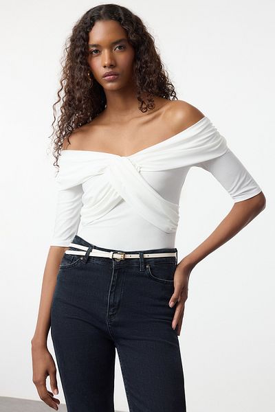 Trendyol Collection Zweireihiger Bezug mit Carmen-Kragen – Ecru-Strickbluse mit Dreiviertelärmeln TWOAW25BZ00303