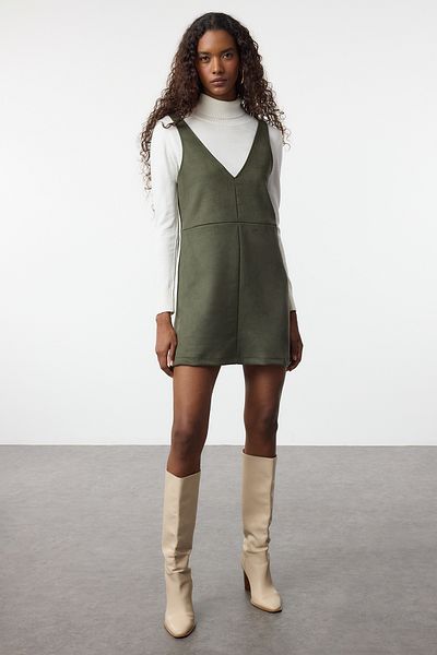 Trendyol Collection Khakifarbenes Mini-Strickkleid aus Gilet-Wildleder mit V-Ausschnitt TWOAW24EL00543