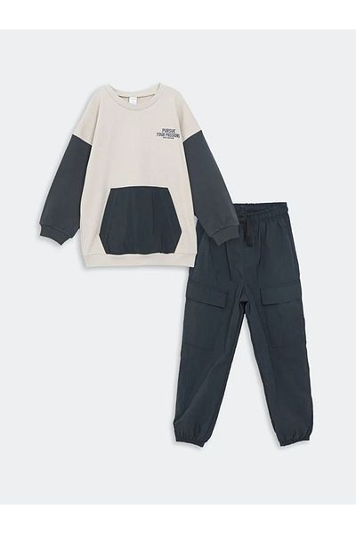 LC Waikiki طقم سويت شيرت وسروال رياضي مطبوع برقبة دائرية باللون الرمادي الفاتح للأطفال من LCW Kids - طقم مكون من قطعتين