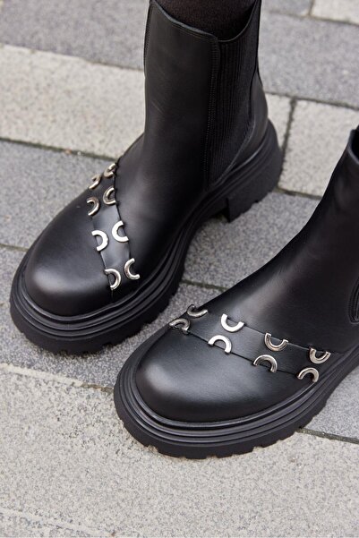 NILUFARR Crina Siyah Hakiki Deri Metal Aksesuarlı Kadın Bot