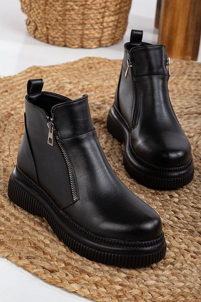 Mc vay Shoes Κομψό γυναικείο μποτάκι Lisa με διακοσμητικό φερμουάρ μαύρο δέρμα