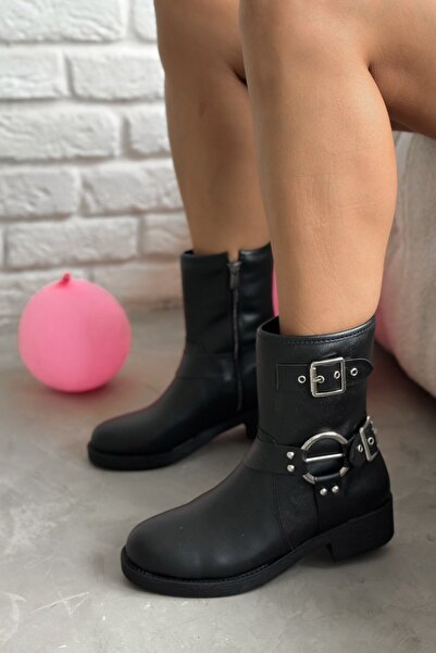 Shoebutik Roll Siyah Deri Metal Toka Detaylı Kadın Bot