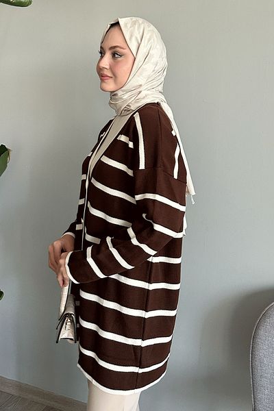 InStyle سترة تريكو كاجوال مخططة باللون البني المر