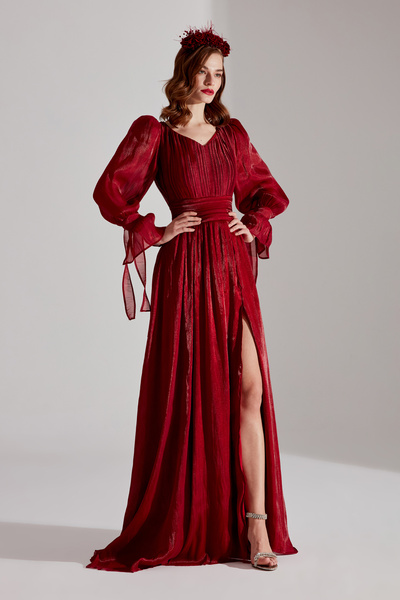 BETTY & SAM ANIKA - Sötétpiros V-nyakú, hasított estélyi ruha