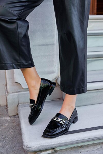 NILUFARR Terra Siyah Rugan Deri Zincir Aksesuarlı Kadın Loafer