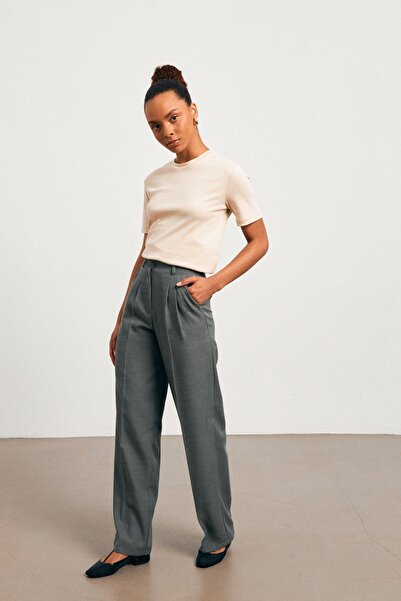 YOUR NAME Γυναικείο μπλουζάκι με λαιμόκοψη σε μπεζ χρώμα