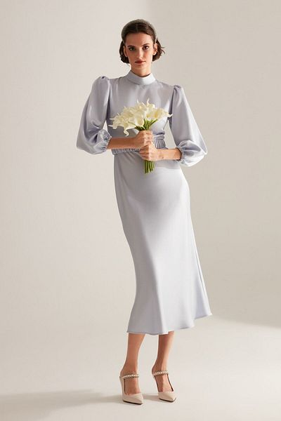 BETTY & SAM Hellblaues Abendkleid von Berthe mit prächtigem Kragen