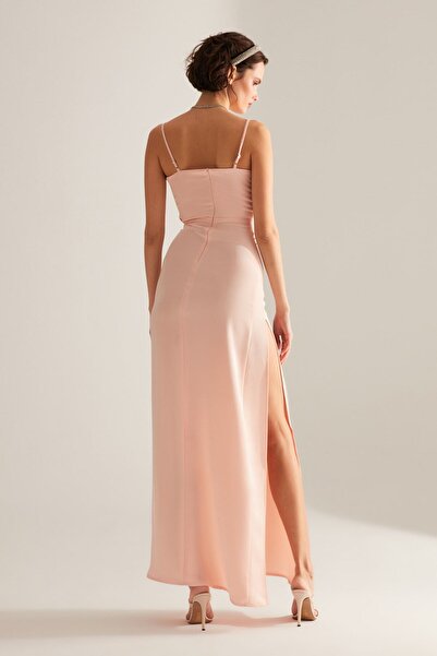 BETTY & SAM Askılı Degaje Yaka Yırtmaçlı Pudra Gece Elbisesi