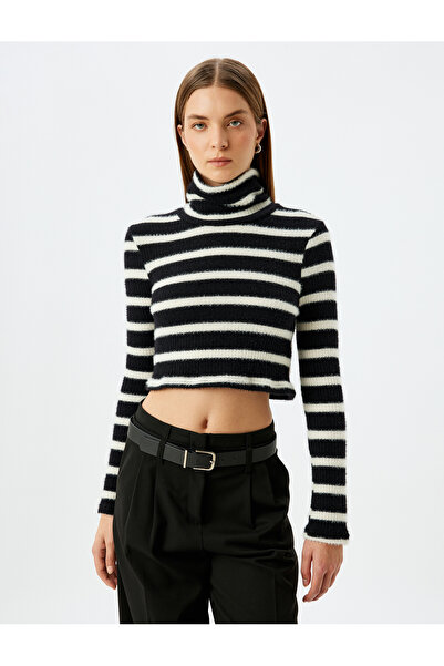 Koton Slim-Fit-Plüsch-T-Shirt mit Rollkragen und langen Ärmeln