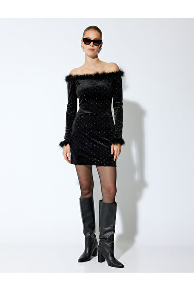Koton Taşlı Tüy Detaylı Kayık Yaka Mini Kadife Uzun Kollu Abiye Elbise