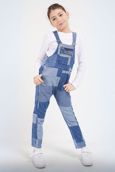 Cansın Mini Salopetă de jeans pentru fetiță cu model pătrat albastru 17612