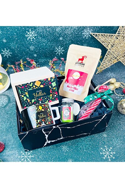 Gift Moda Mutlu Yıllar Tasarımlı Kutulu Kupa Filtre Kahve Baston Şeker Ve Kokulu Mum Yılbaşı Seti
