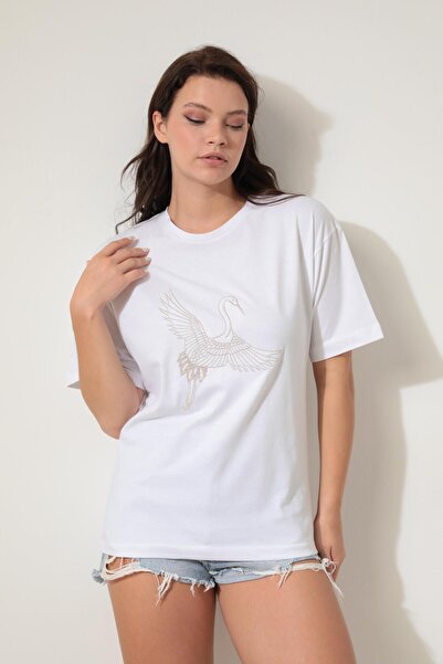 AMİDA Beyaz Önü Leylek Nakışlı Bisiklet Yaka Oversize Kısa Kollu Kadın T-shir...